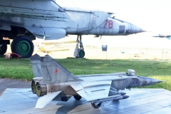 Макет МиГ-25 БМ - рядом с таким же самолетом из экспозиции музея авиатехники Минского аэроклуба ДОСААФ