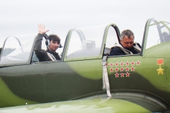 Игорь Артамонов (слева) и Александр Курилов перед полетом на Як-52 в Минском аэроклубе ДОСААФ