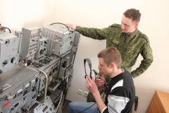 Капитан Андрей Дегтяронок принимает экзамен у одного из призывников - выпускников курсов военных радиотелеграфистов