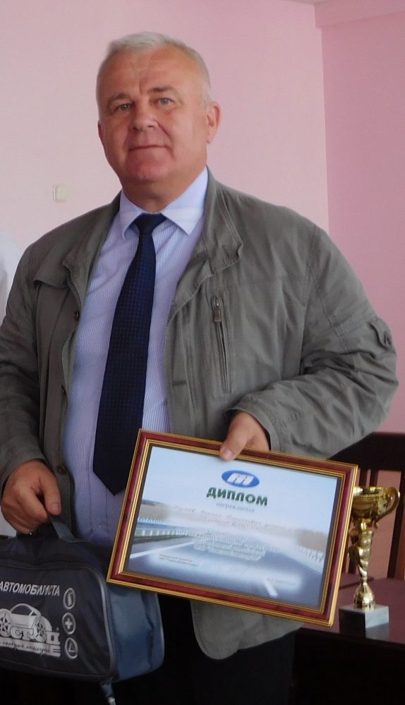 Генеральный директор Дмитрий СТАРОСТЕНКО вручил кубок и диплом директору филиала «Автобусный парк № 2» г. Мозыря Сергею КАШЕВИЧУ за командное третье место.