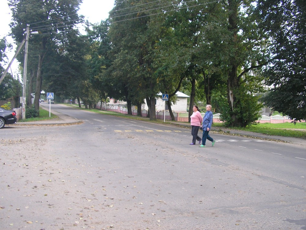 «Мы с Тамарой ходим парой» – напрямки через перекресток подружки-пенсионерки гуляют по агрогородку.