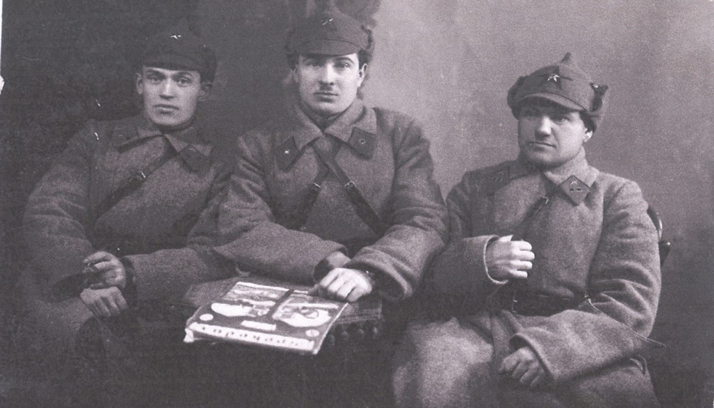 Григорий Тарасович КИРДУН (Волгин) на заре своей военной службы (крайний справа).